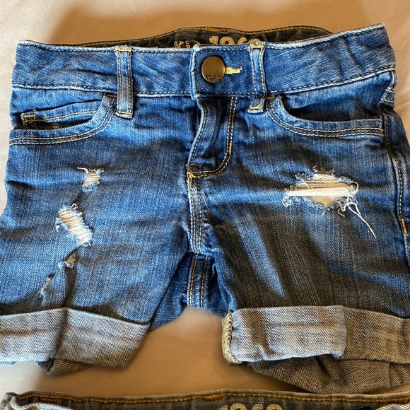 Gap size 5 Jean shorts bundle. Two pair of jean shorts in great condition. - Picture 4 of 8